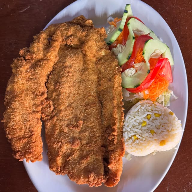 Filete empanizado con arroz y ensalada, servido en Marisquería La Playa