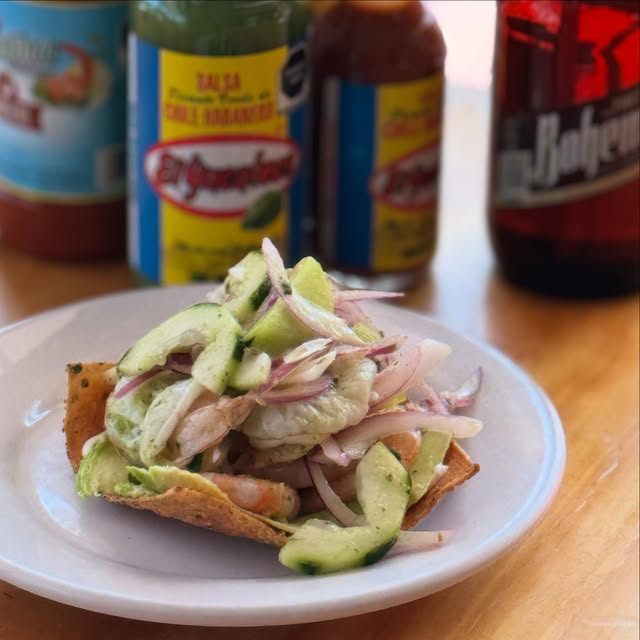 Camarones al mojo de ajo con aguacate sobre tostada, servidos en Marisquería La Playa